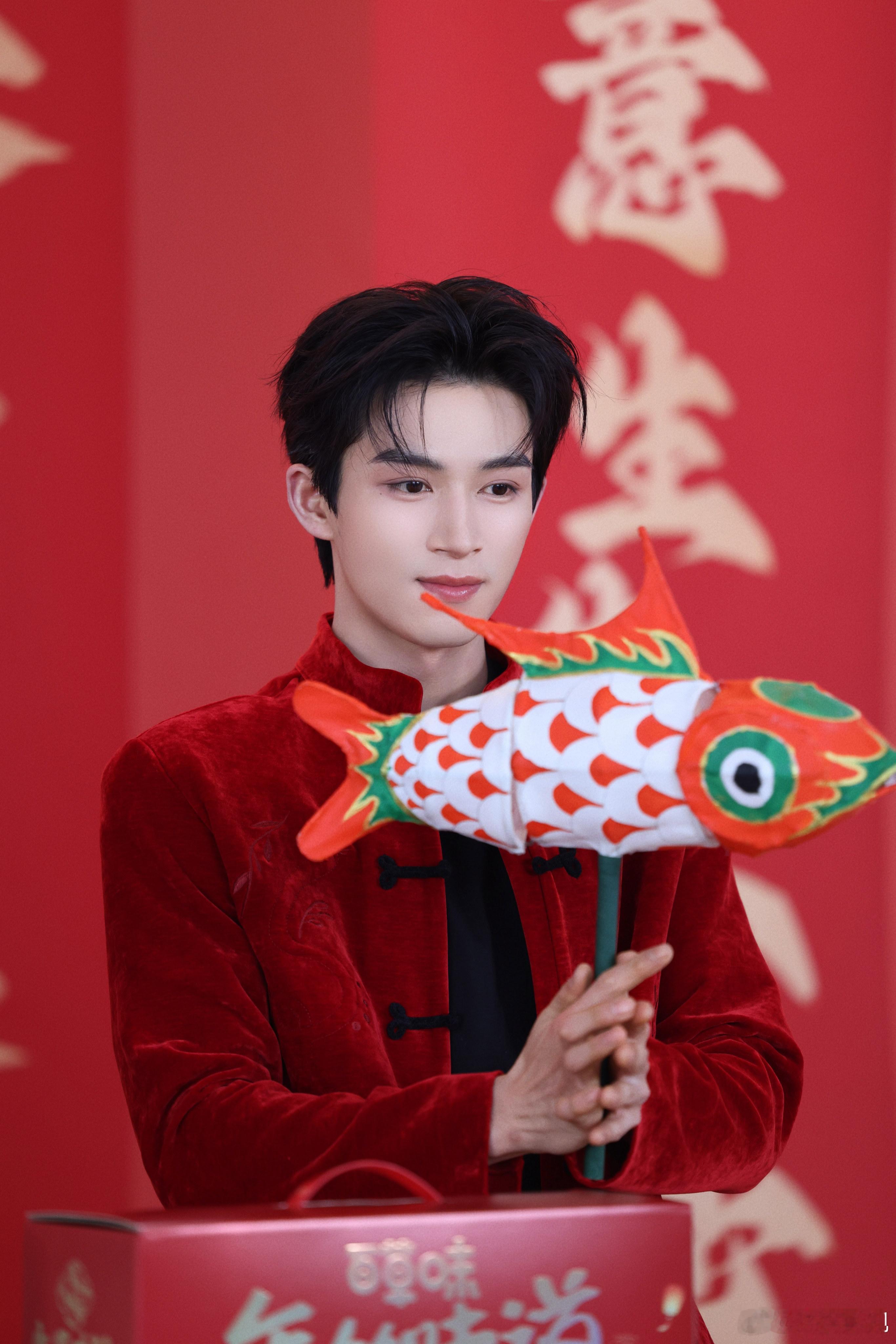 万千年味，悦享喜乐新春。欢娱影视演员今日以百草味品牌代言人身份做客品牌直播间。 