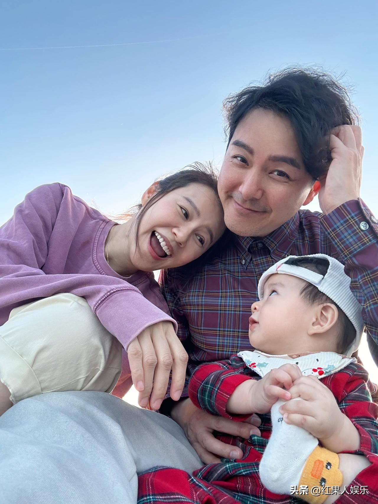 萧正楠与黄翠如这对TVB模范夫妻的新年祝福，总是洋溢着满满的幸福。2026年新年