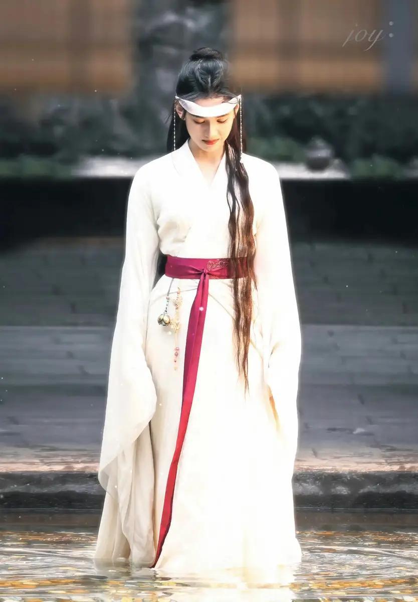 张婧仪新剧赤足素衣路透曝光 眼神决绝脆弱感拉满. 近日，张婧仪新剧拍摄的一组造型