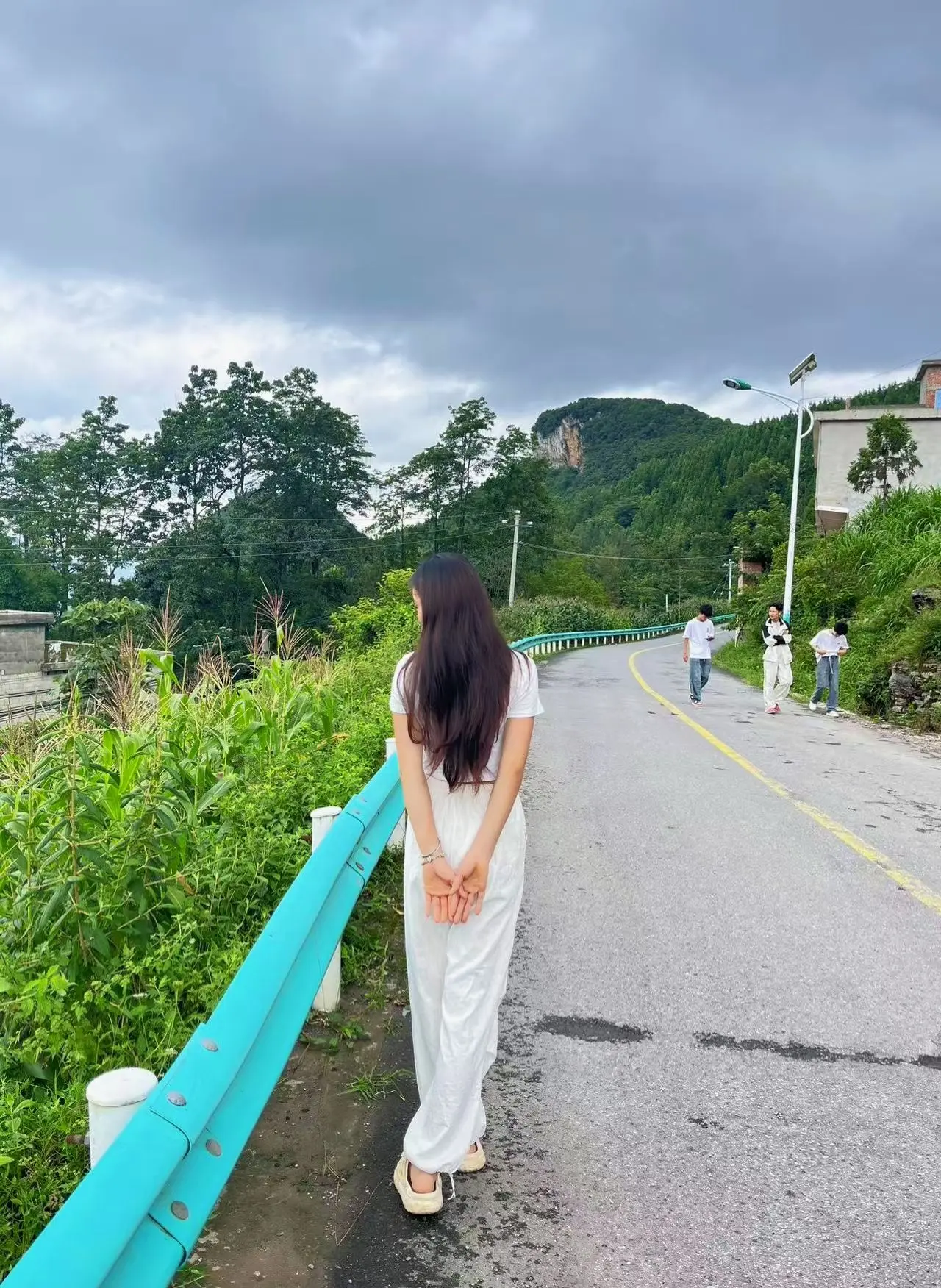 时间会告诉你，世界上所有的东西都会过期，不要高估和任何一个人的关系”……