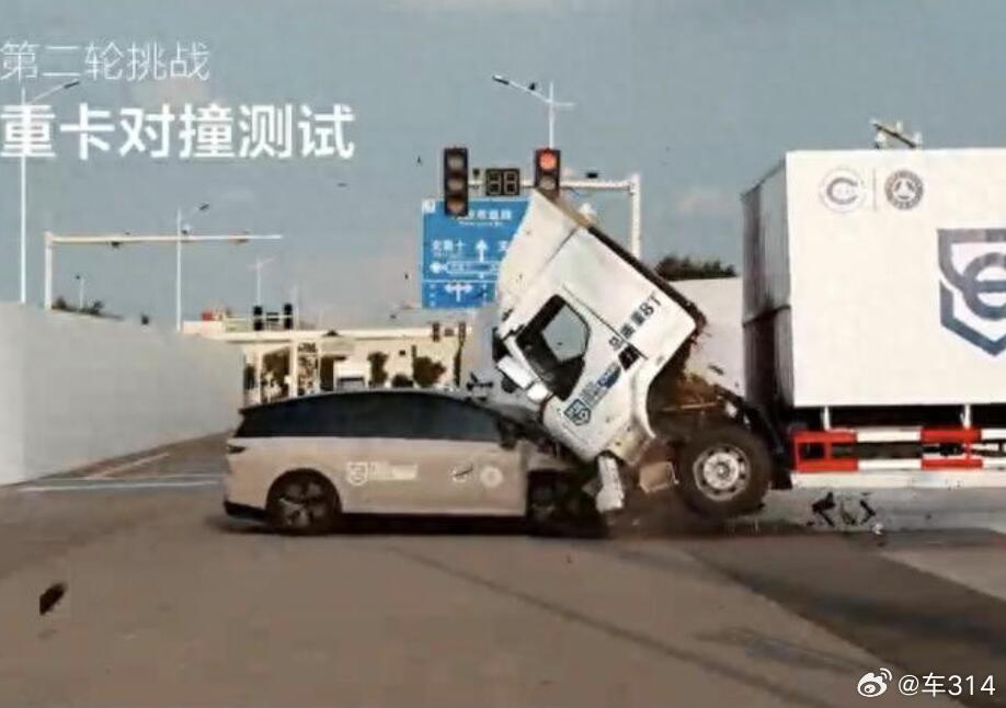 要知道，卡车车头的翻转锁定机构，那强度可超过你的想象。重型锁扣、液压缓冲、锁销钢