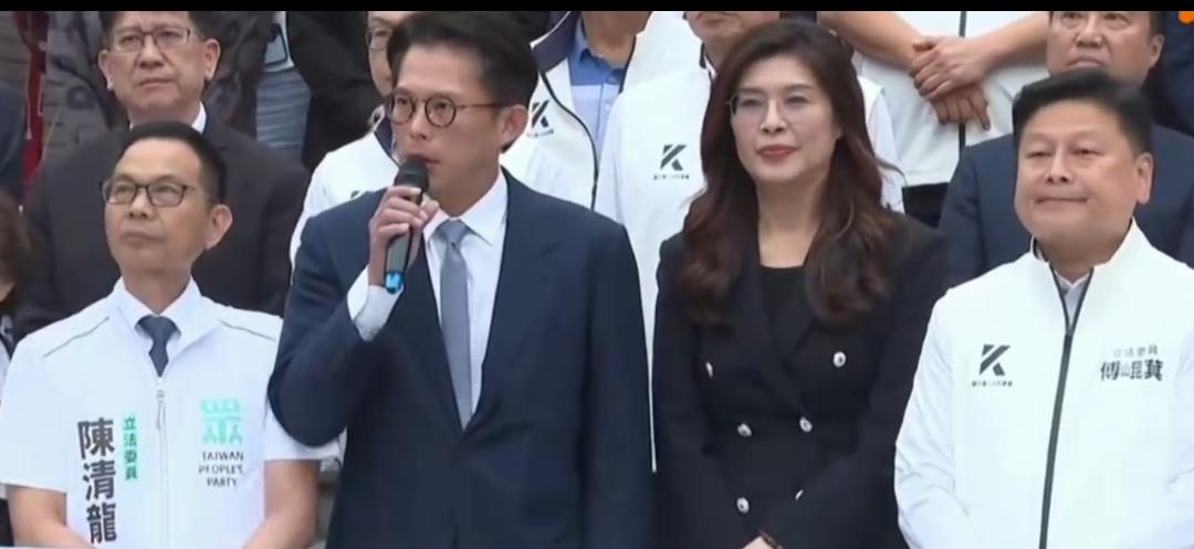 我猜不出3天，
台湾7800亿军购的热度就会突然消失。

我讲几点能讲的：
第一
