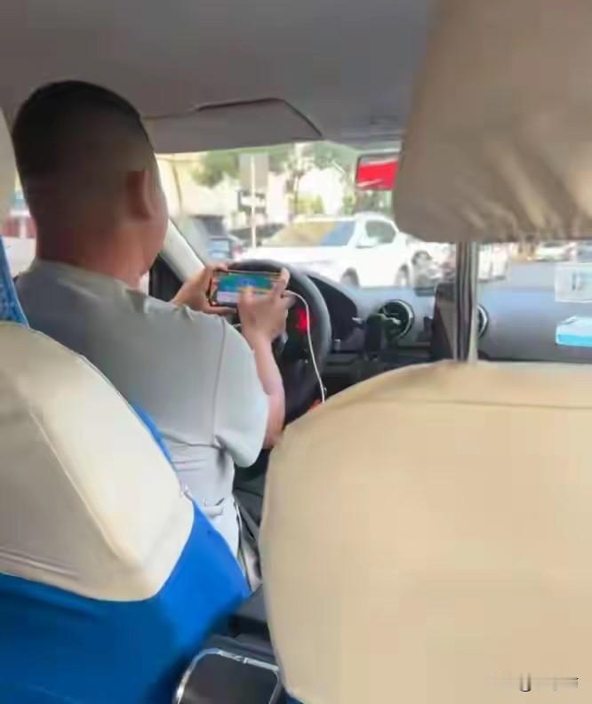 双手搭方向盘打游戏？大连这名的哥，你是嫌命太长还是嫌乘客命太硬！

真是林子大了