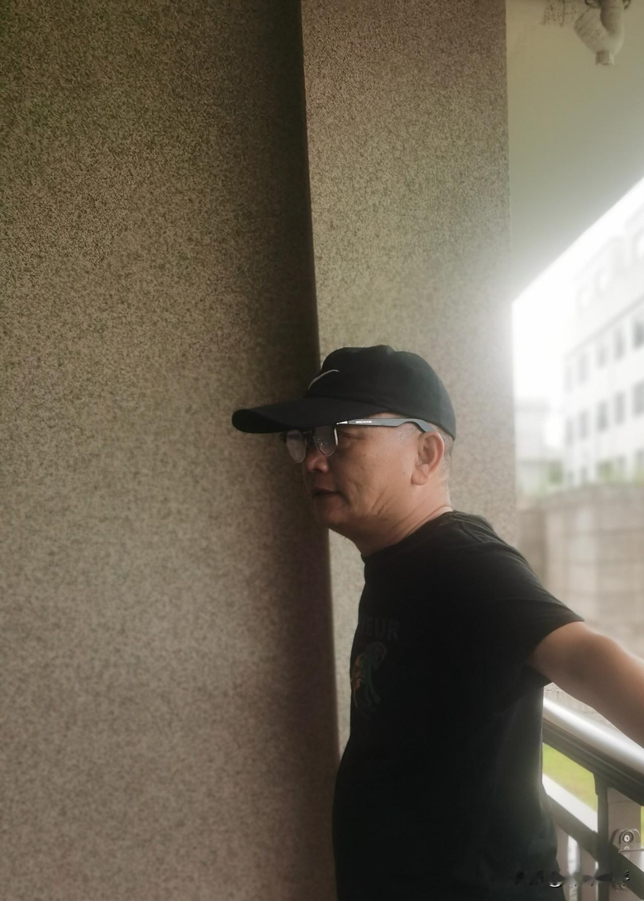 晚上我花了一个半小时，终于看完了蔡澜写的《活过》这本回忆录！
应该说我分三次才看