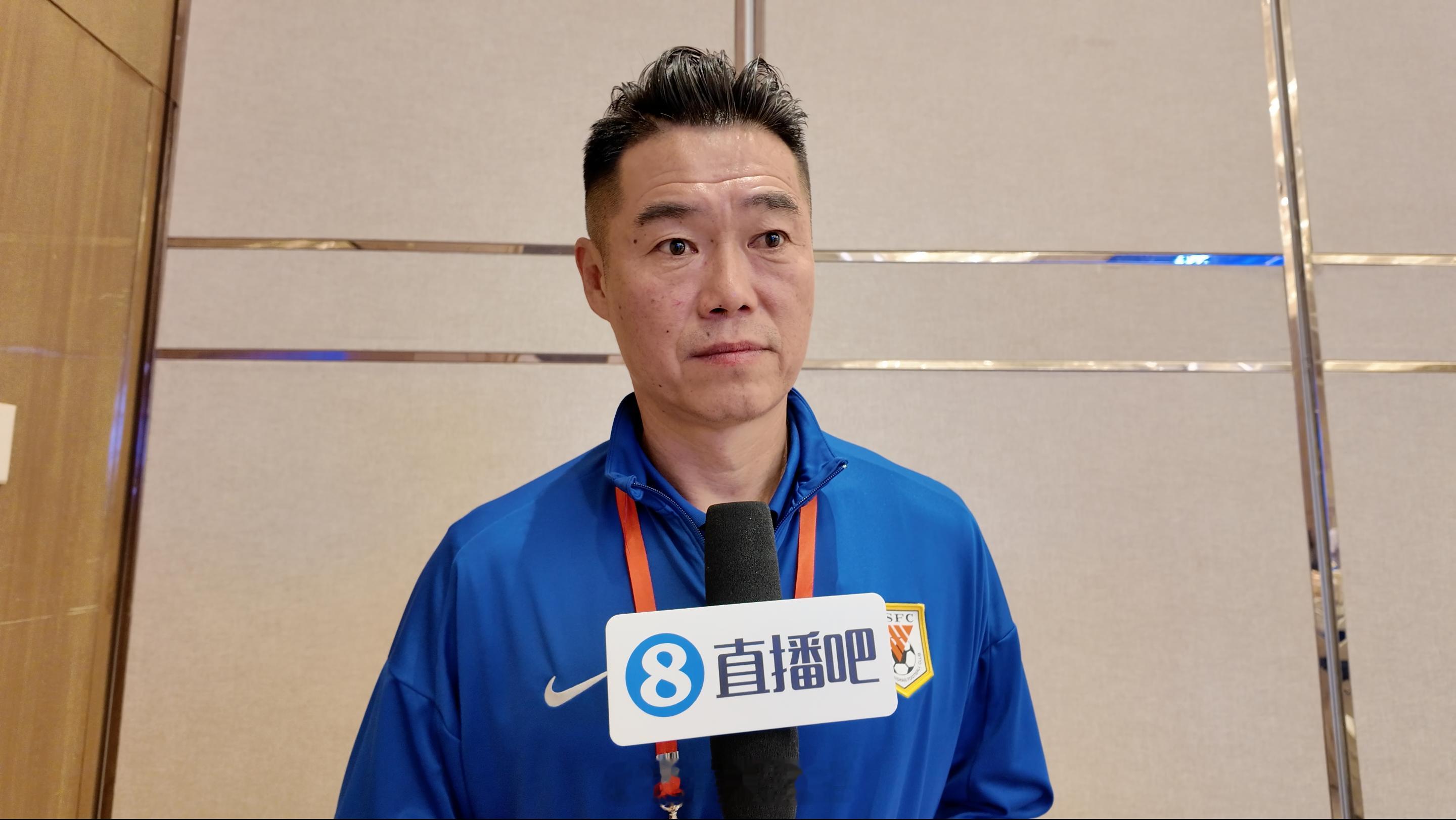 直播吧专访宿茂臻内容。直播吧：现在您在泰山队的职务，既承担竞训部分，同时还负责青