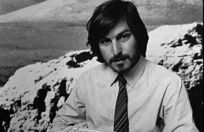 减肥如整容。改变饮食习惯，也会改变容貌。看看乔布斯的两张相片，判若两人。
第1张