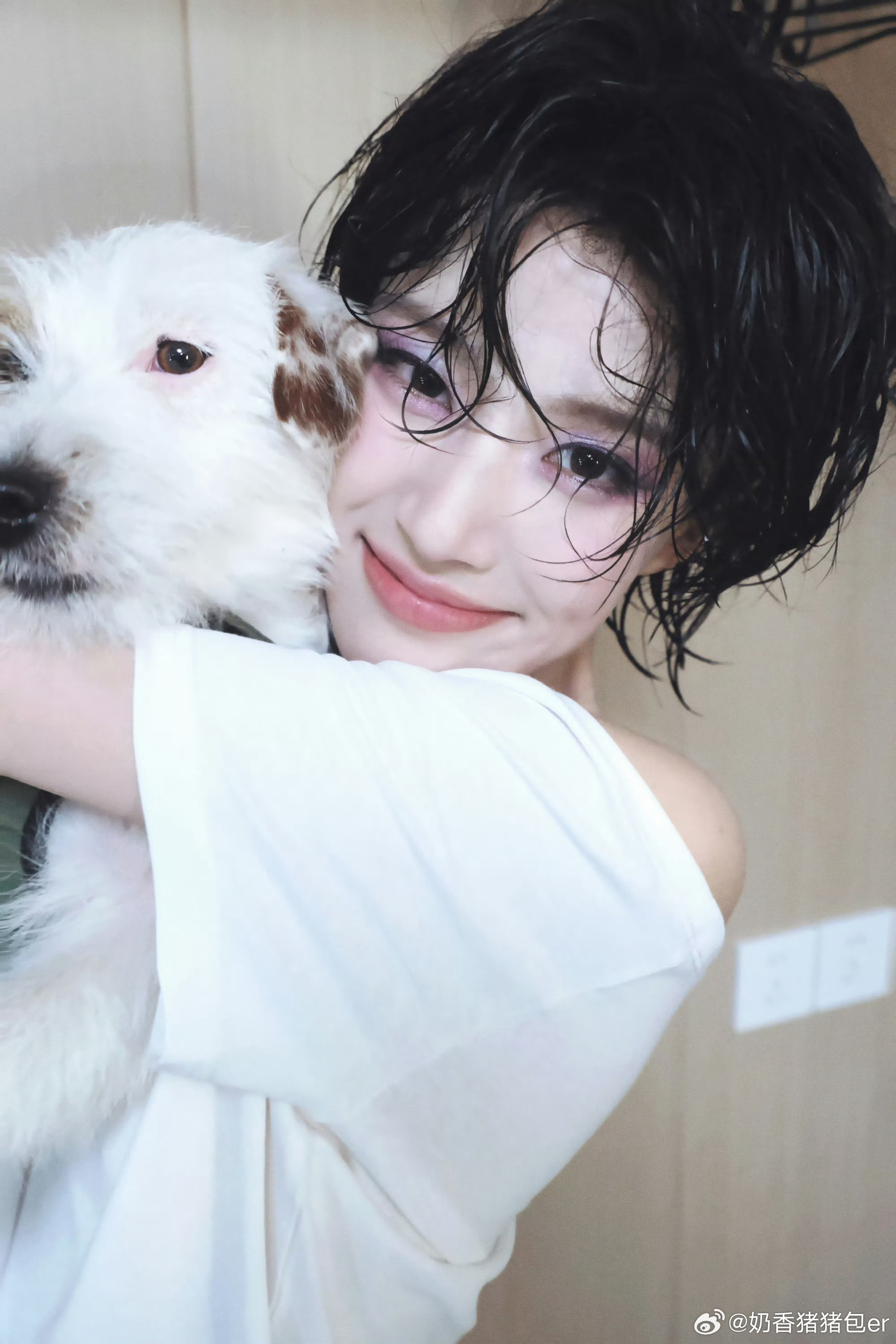 卢昱晓短发好美啊紫色眼影 