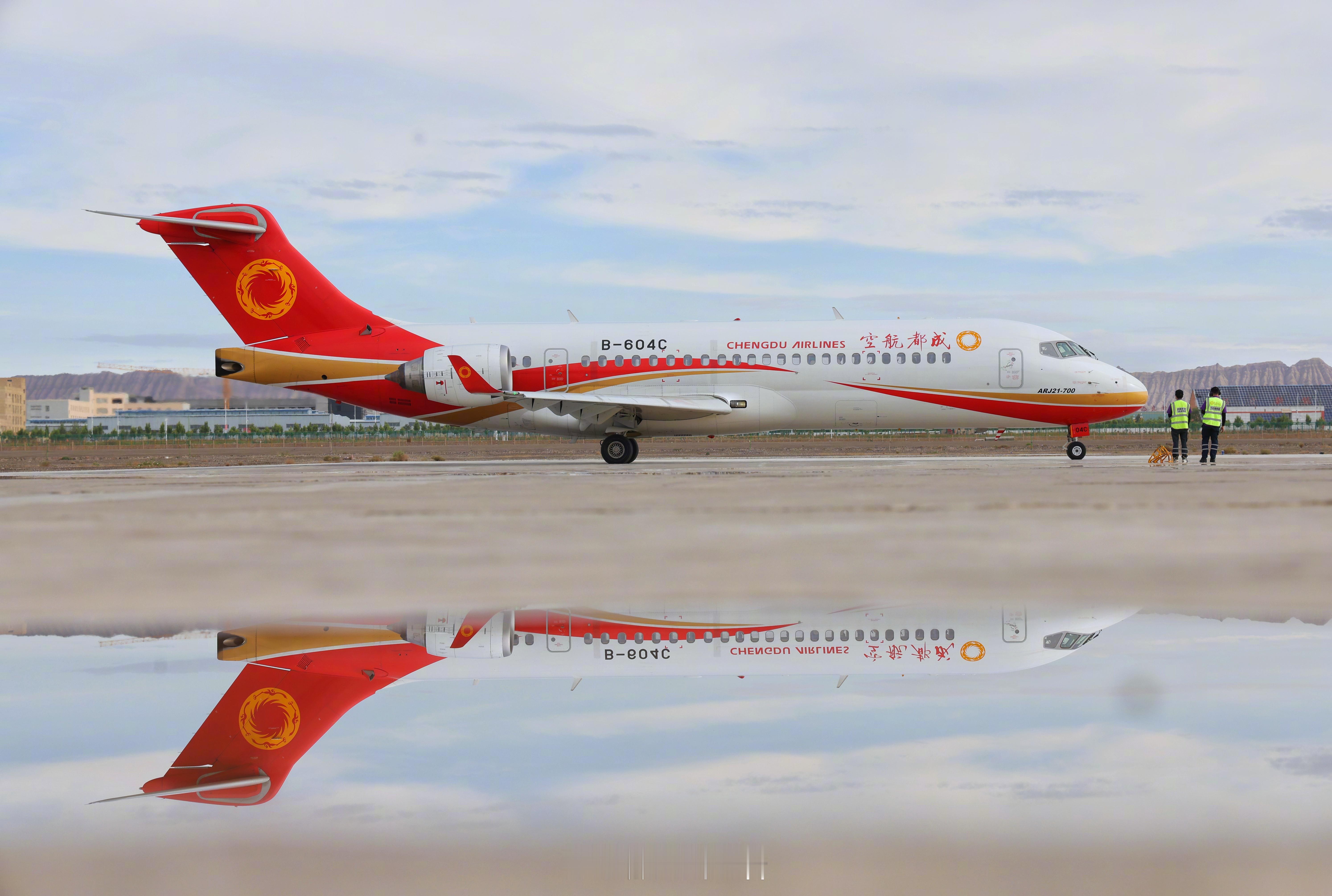 【国产ARJ21飞机开通第二条客运国际航线】2024年6月7日，由成都航空ARJ