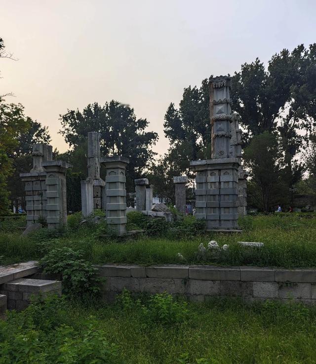 当年列强为什么只烧圆明园，不烧故宫和颐和园？简单说，核心就一个：列强的目的是抢钱