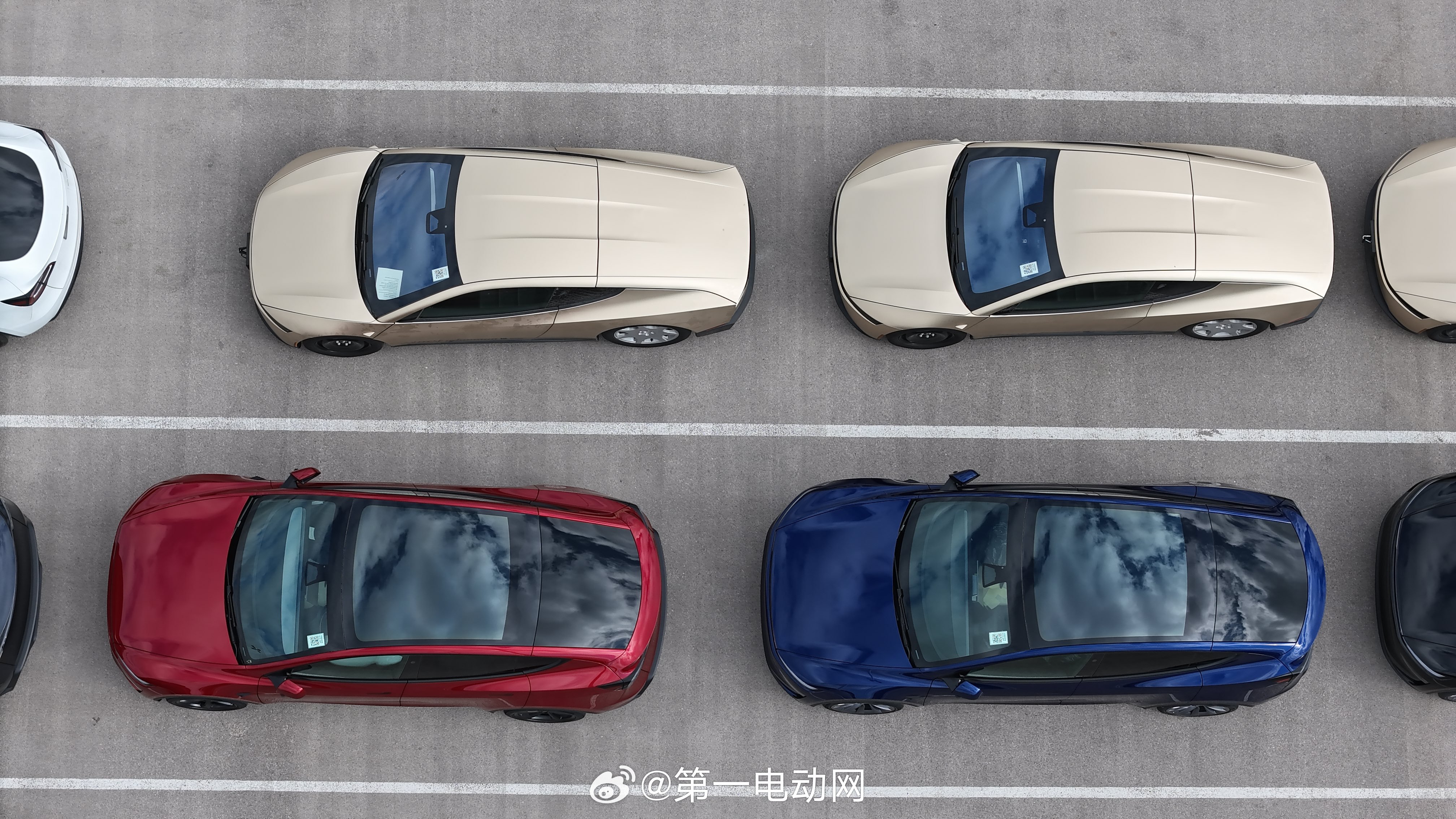 在德克萨斯州Giga工厂上并排停了特斯拉model Y和Cybercab，对比这