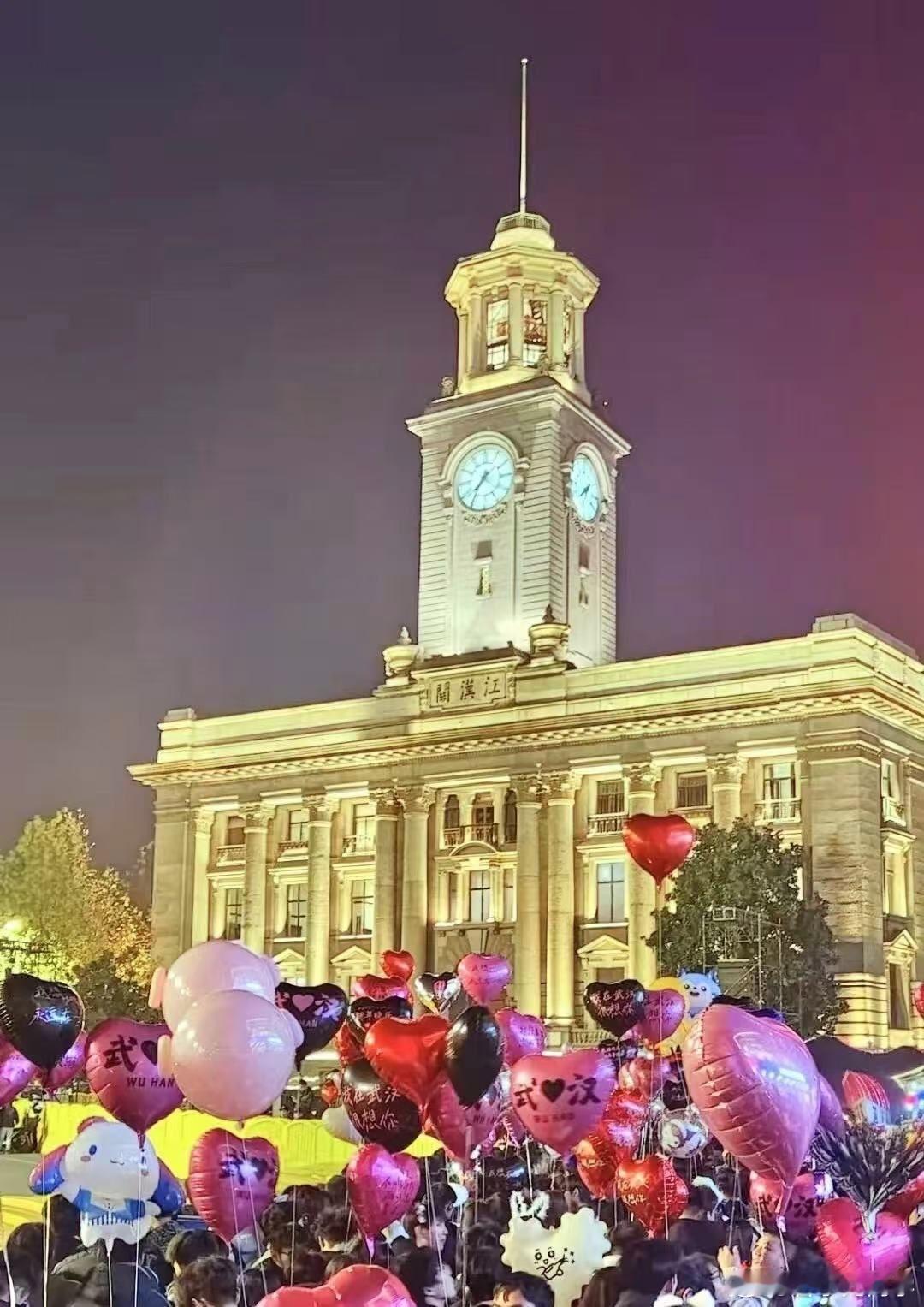 iPhone也有新年模式今晚跨年夜，大家都有什么活动，发在评论区看看！有没有和我