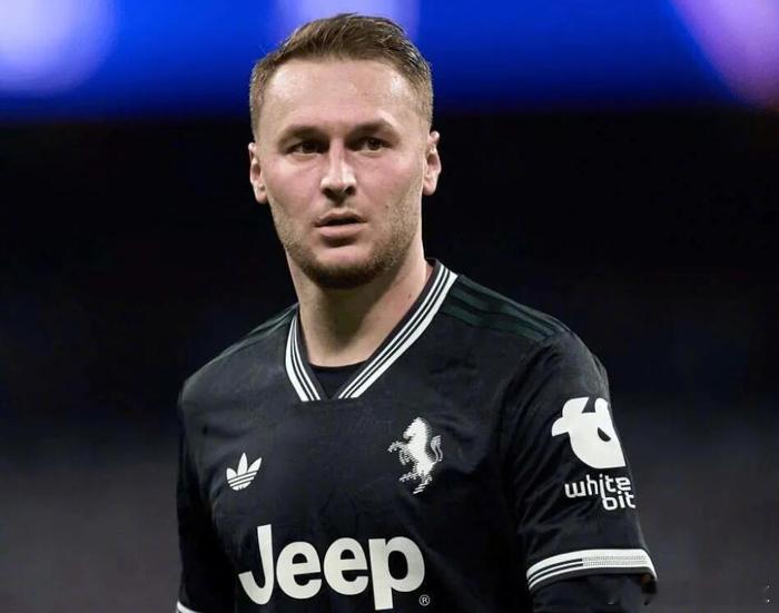 曼联中场补强瞄准尤文！🔴 红魔有意签下尤文中场库普梅纳斯，转会估价锁定 300