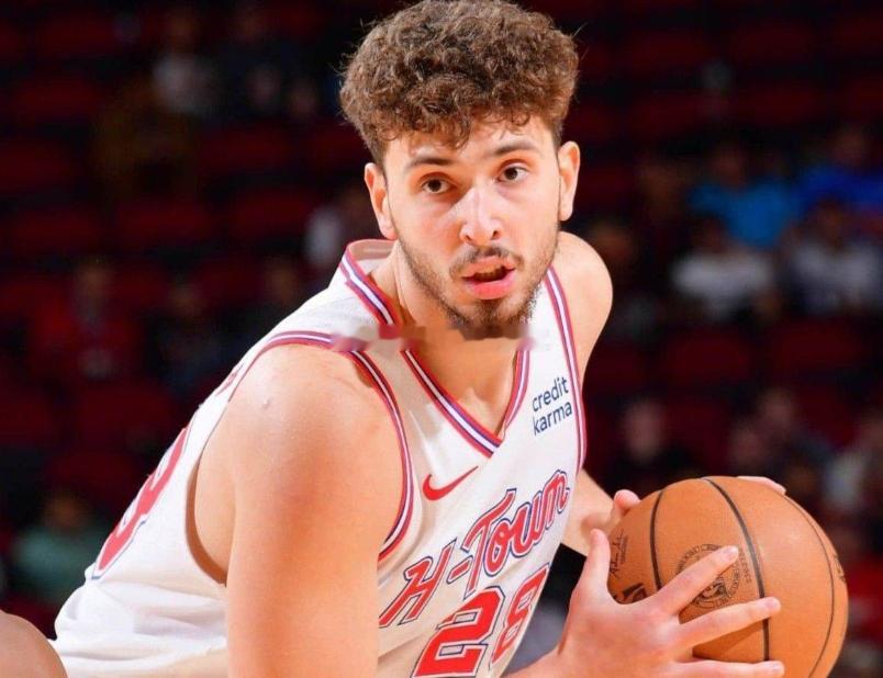 今日NBA常规赛继续进行，火箭主场111-106战胜马刺。赛后申京接受媒体采访。