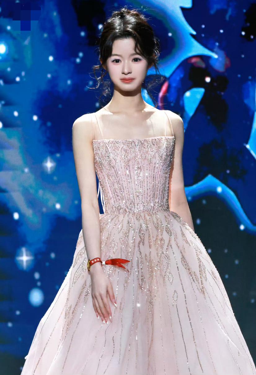 黄杨钿甜这妹子也挺可怜的
参加个微博之夜，别的女星都珠光宝气，她却连项链耳环都没