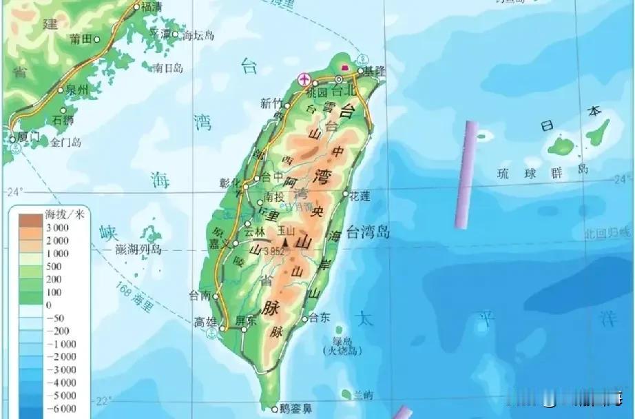 台湾比琉球群岛大很多很多！
琉球群岛由很多小岛组成，最大的岛是冲绳本岛。整个冲绳