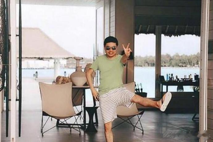 丁俊晖一家三口超幸福呀。丁俊晖凭借自身卓越的能力，住进英国富人区，年收入高达千万