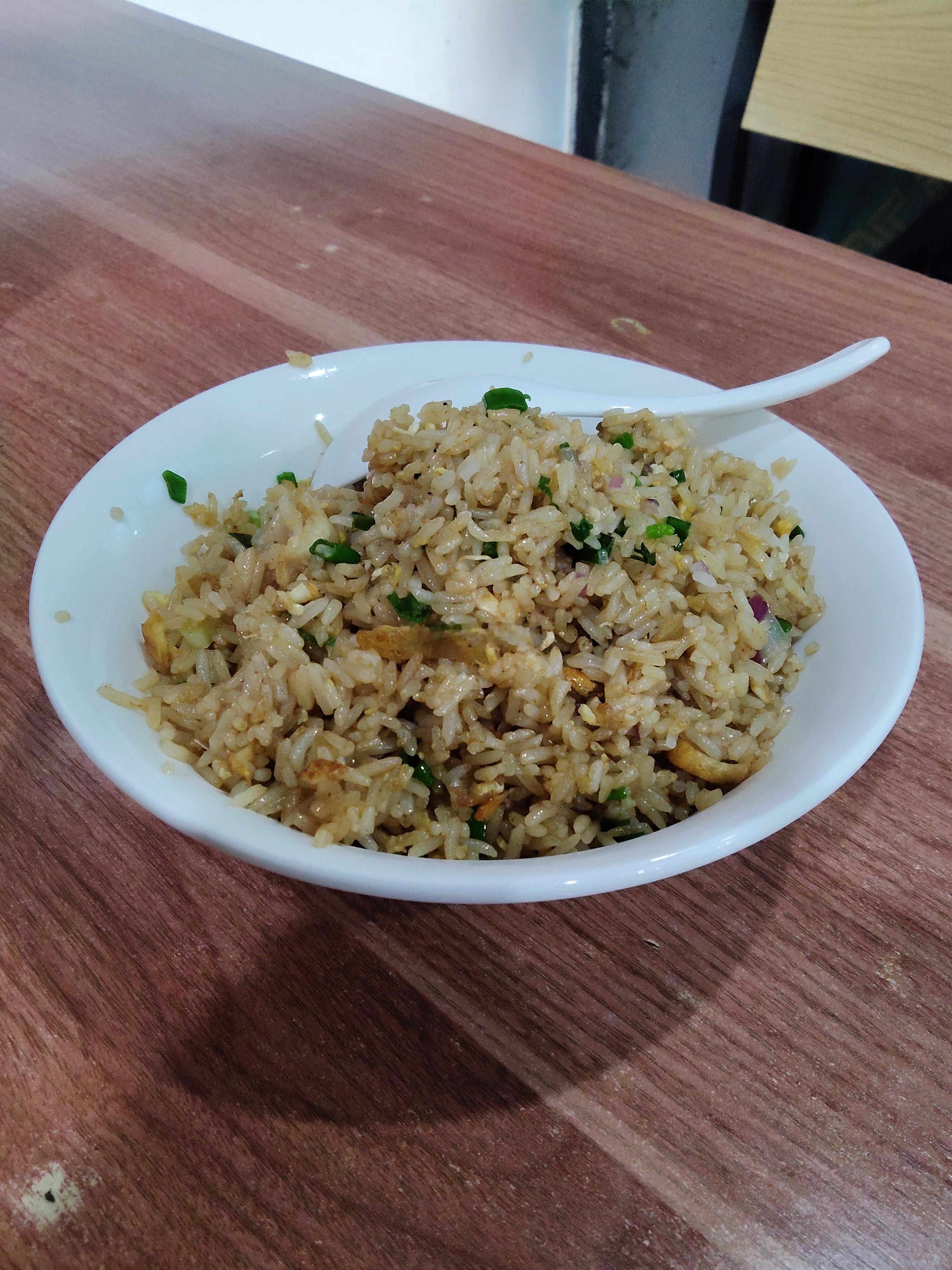 四月份的时候在百花路无意吃到一家炒饭，店就在老周猪脚饭隔壁，店名就叫做惠来翅脯炒