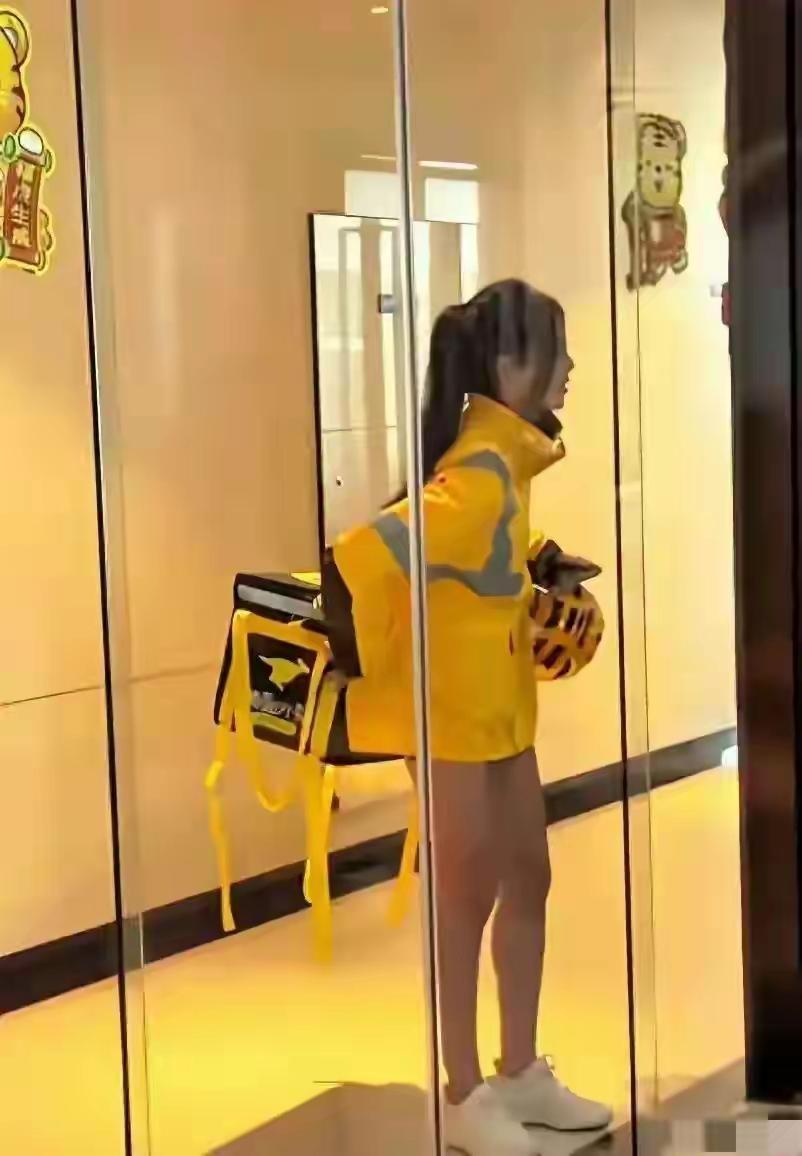 送个外卖，为啥要穿成这样？就不怕遇到不轨之人吗？女孩子在外面，无论干啥事都要学会