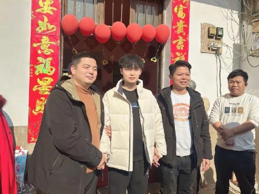 找到亲生父母后，他毅然辞掉工作，退还养父母购置的车房，办理户口迁移，彻底回归原生