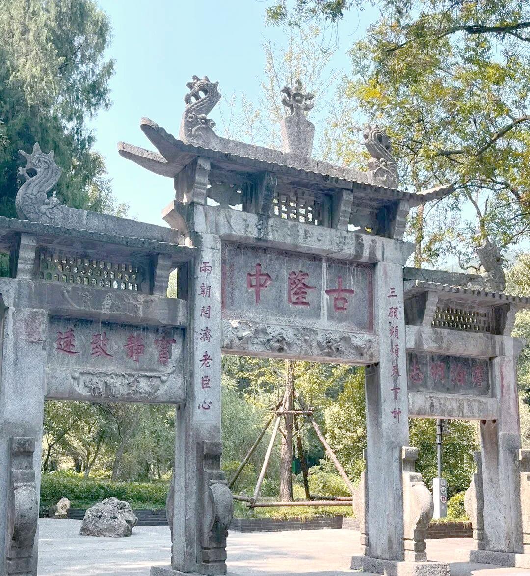 【春天最好的养生方式】
如果诸葛亮能坚持他不出山，那就：
大梦谁先觉？平生我自知