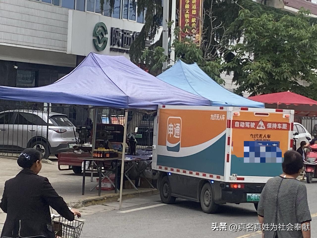 2026年6月21日，一辆无人送货车倒车时，险些撞上街边摊位。好在刹车及时，未造