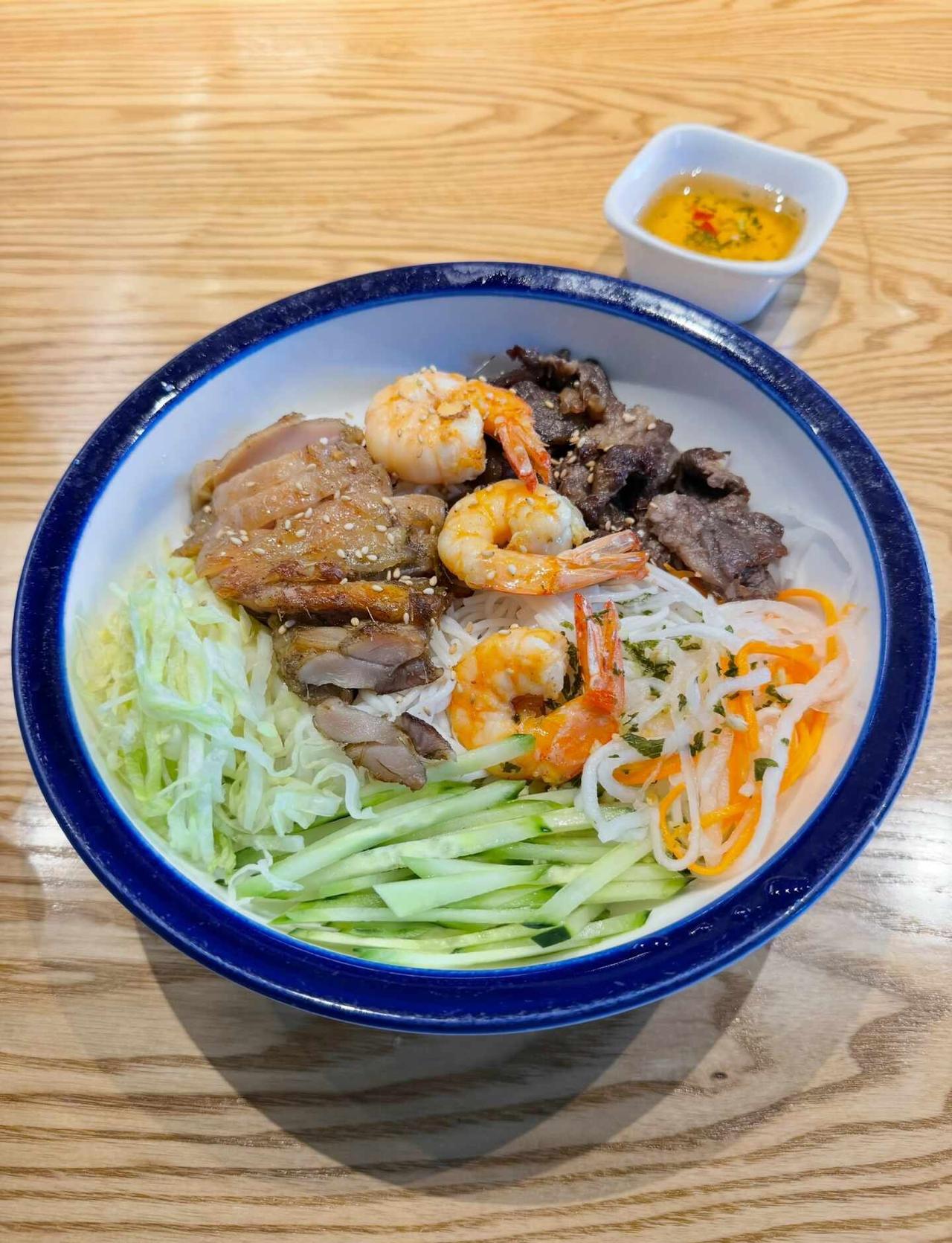 广州这家越南粉 有虾有牛有鸡太全面了
现在中午都不爱吃饭
就爱简单吃点粉面 尤其