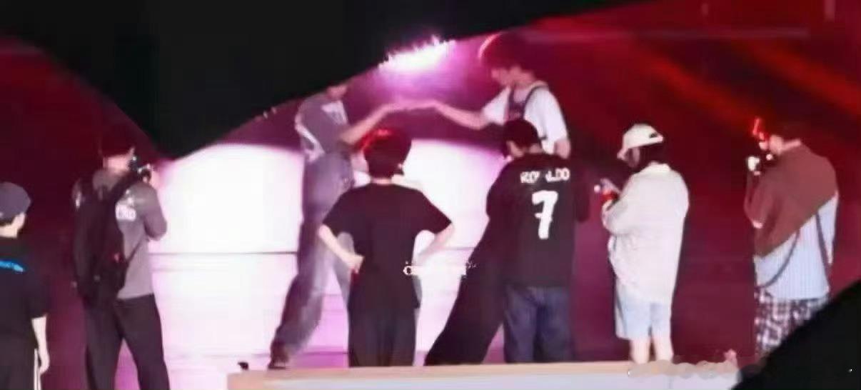 橹穆双人舞台彩排新视角[泪][泪]快见面吧 ​​​
