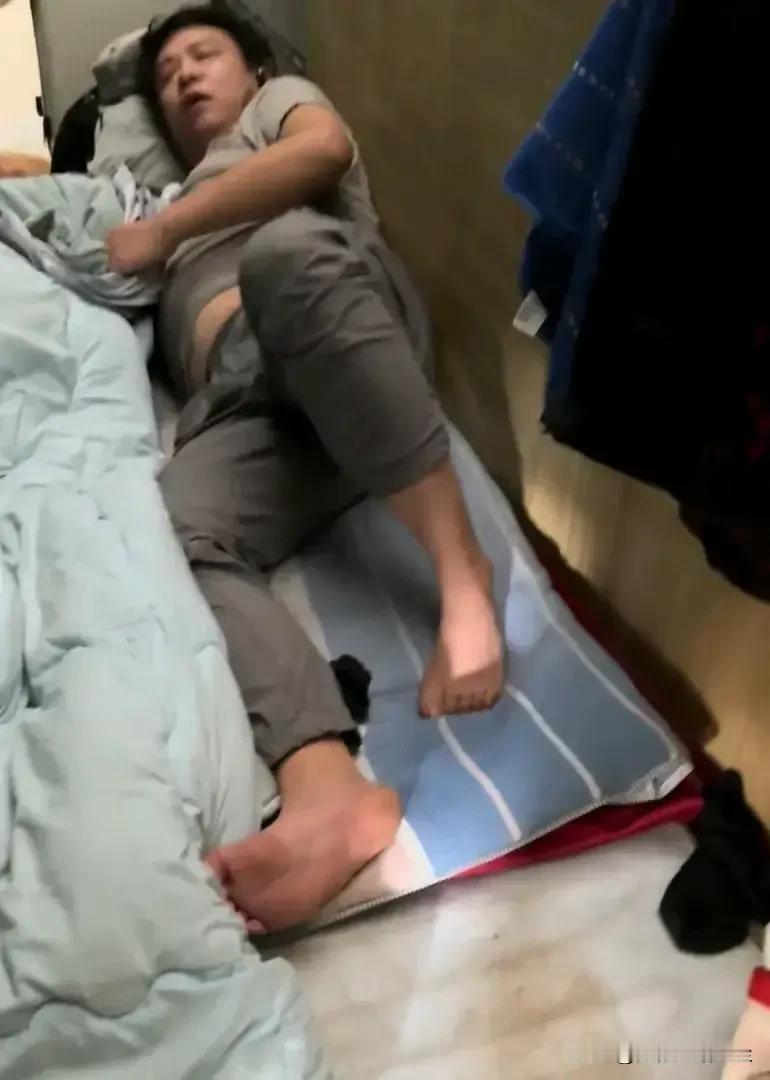 “生而不养，断指可还”！男子离家7年，被找到时正躺桥洞下玩手机，拒绝回家赡养父母