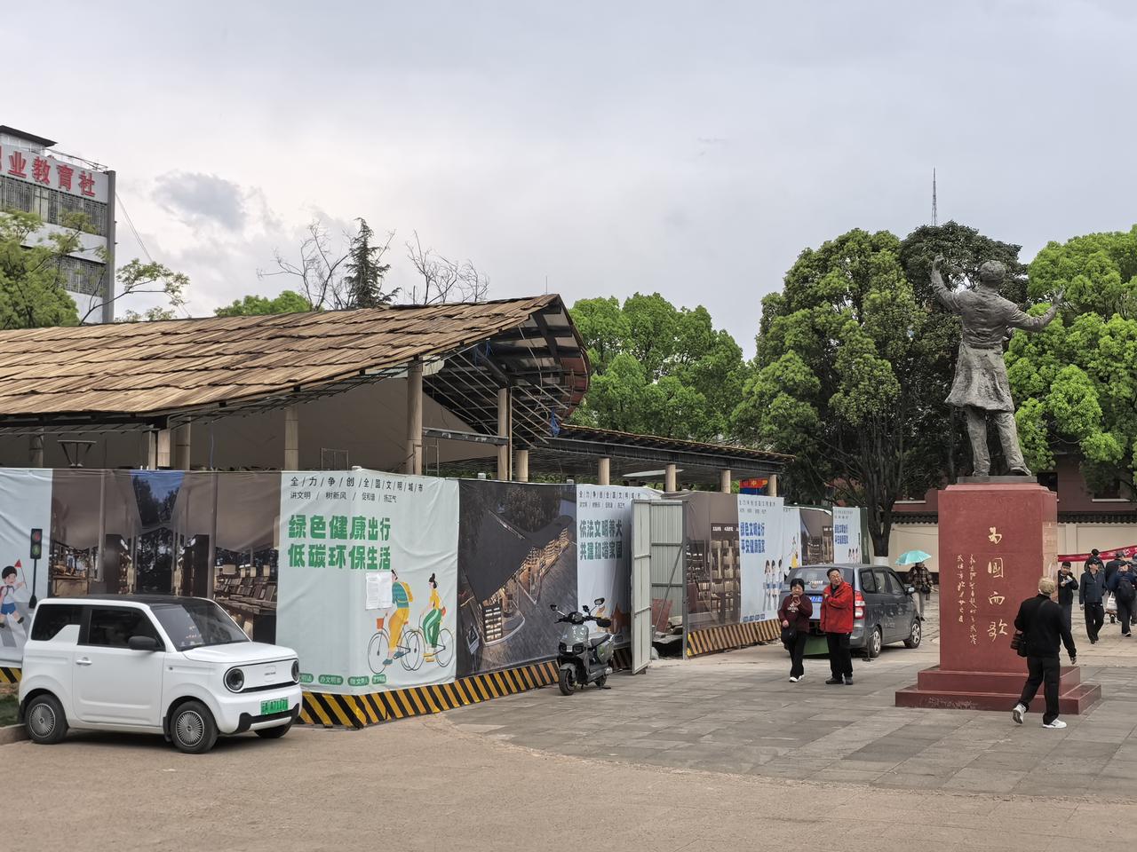 在昆明老街旁边的国歌五华广场这里，以前这里是一片鸽子休息的区域，现在围起来，看样