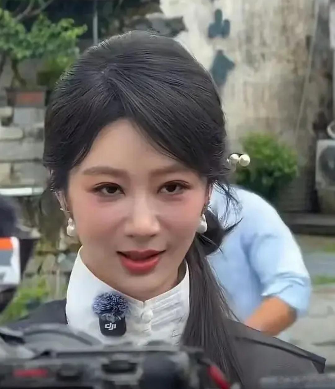 杨紫怎么戴假发了 ？头顶稀疏了吗