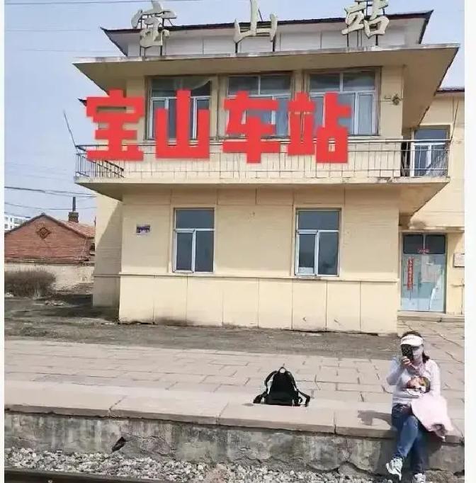 那年快到中秋，我和哥哥跑到北头菜站挤着买菜，香水梨刚上市，人山人海往前拱，俩人拎