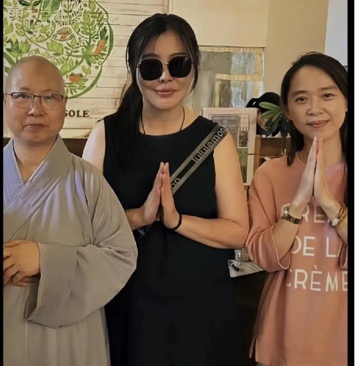 王祖贤，引发热议！

9月17日中秋佳节，不管是普通人还是明星，都回家陪伴家人度