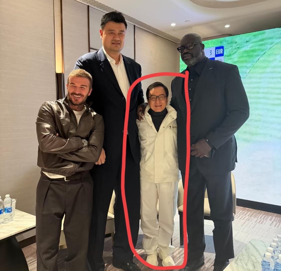 那天晚上，上海的一场晚宴上，四个人站在一起，像极了童话里的巨人、矮人和两个活在不