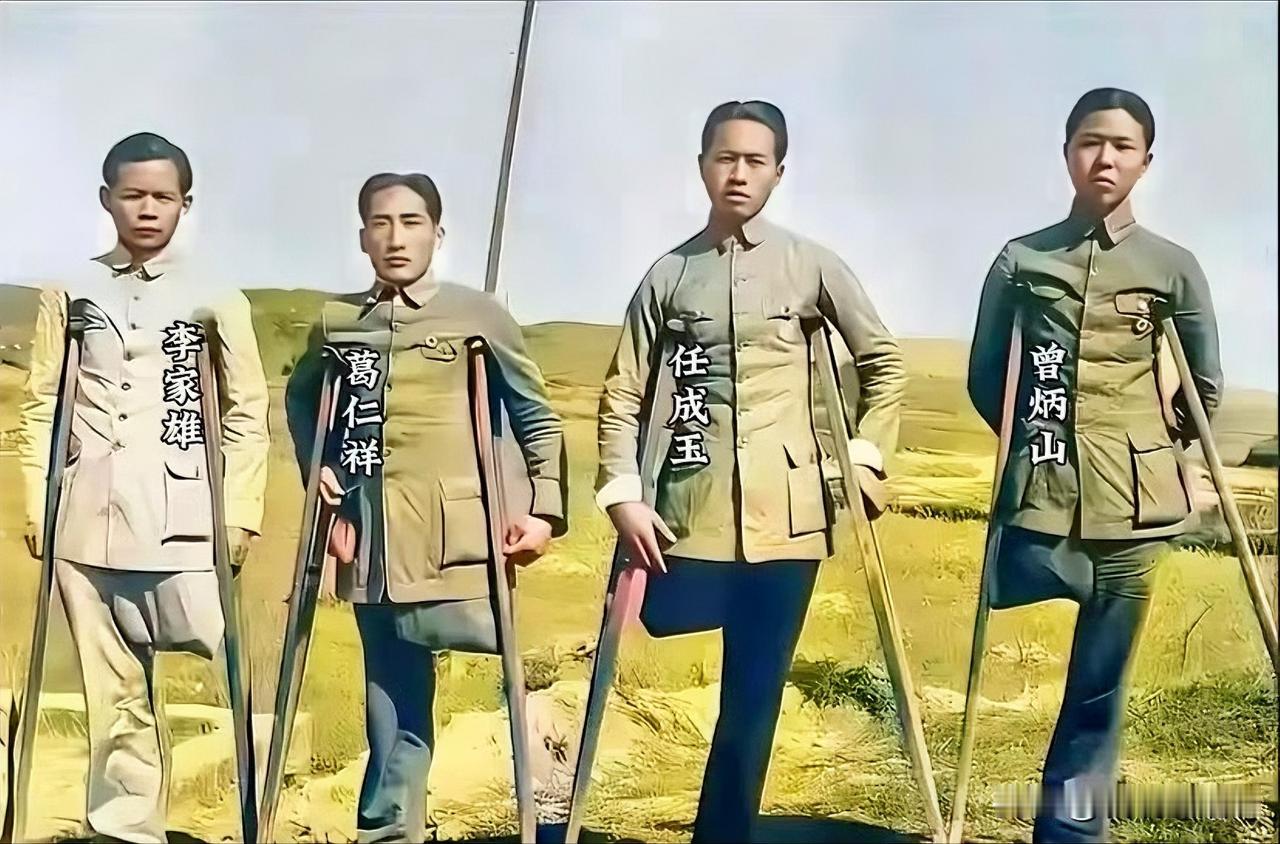 1939年，淞沪会战负伤退伍的军人，即便身体残缺神情依然坚毅。

他们直视前方的