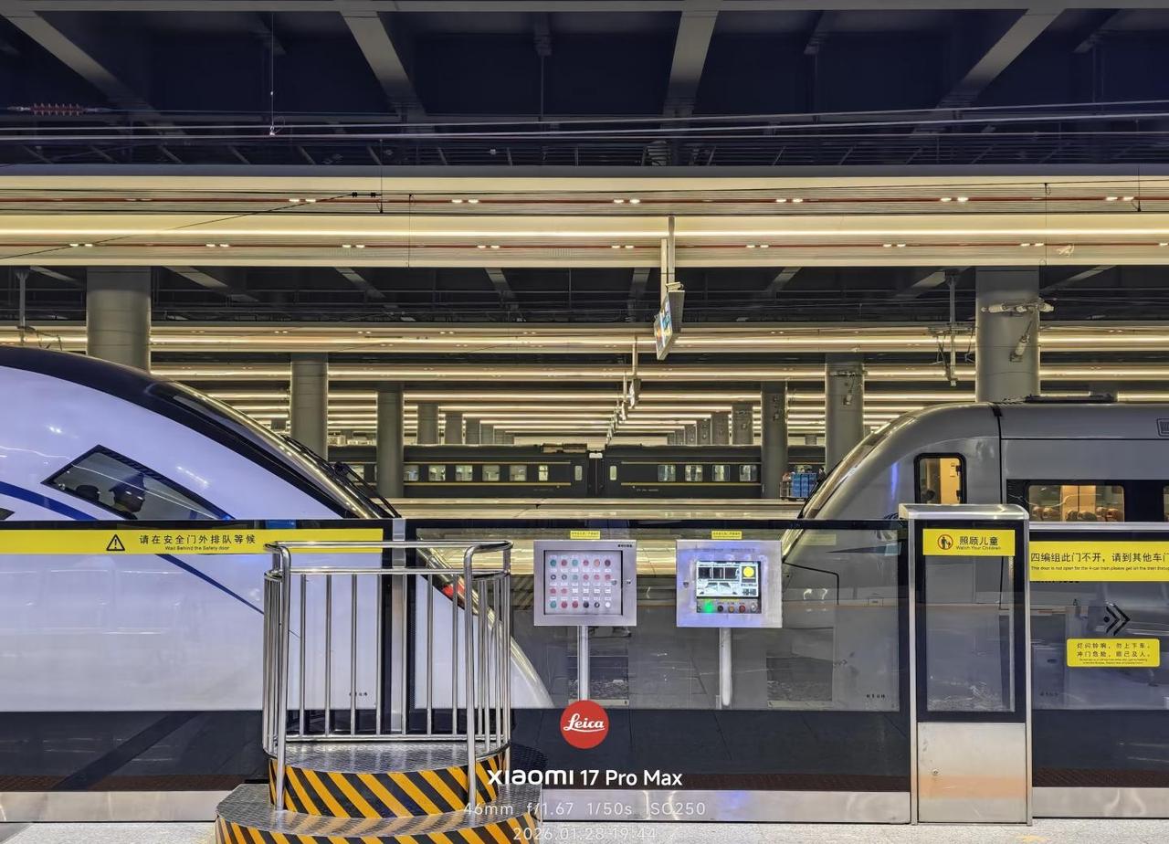 当广州地铁运营的城际遇上国铁运营的城际
一台一世界 一线一运营
广州地铁 广东城