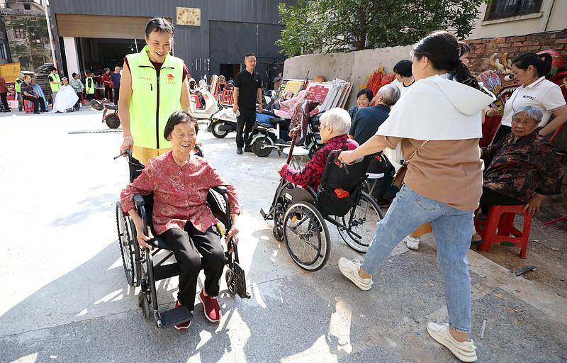上周跟着社区志愿队去探访巷子里那位轮椅上的竹编陈叔，推开门就看见半间屋子堆着削得
