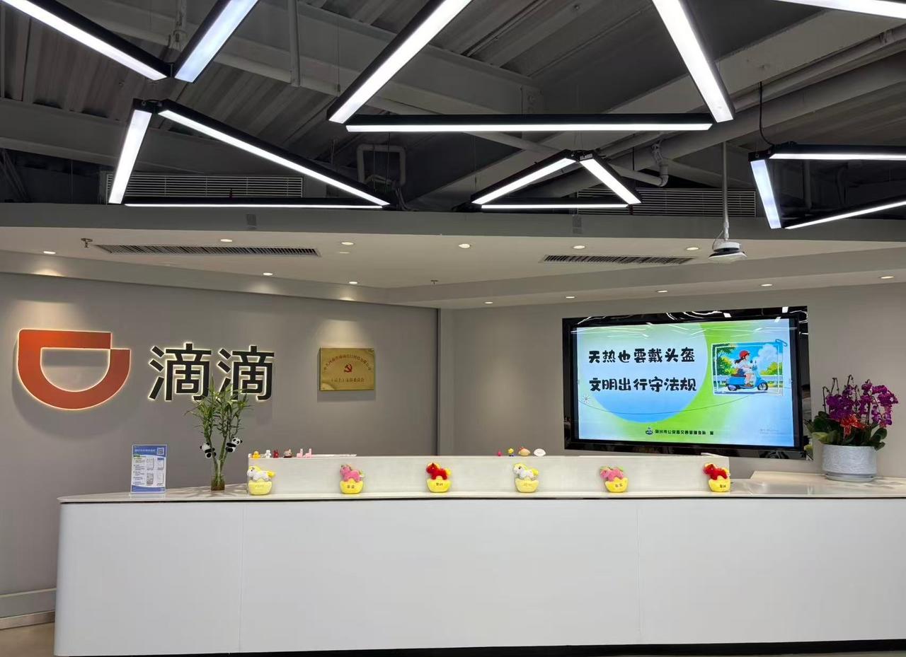 【大屏传平安 守护每一程】郑州交警依托宣传屏幕滚动播放交通安全提示，用温馨叮嘱守