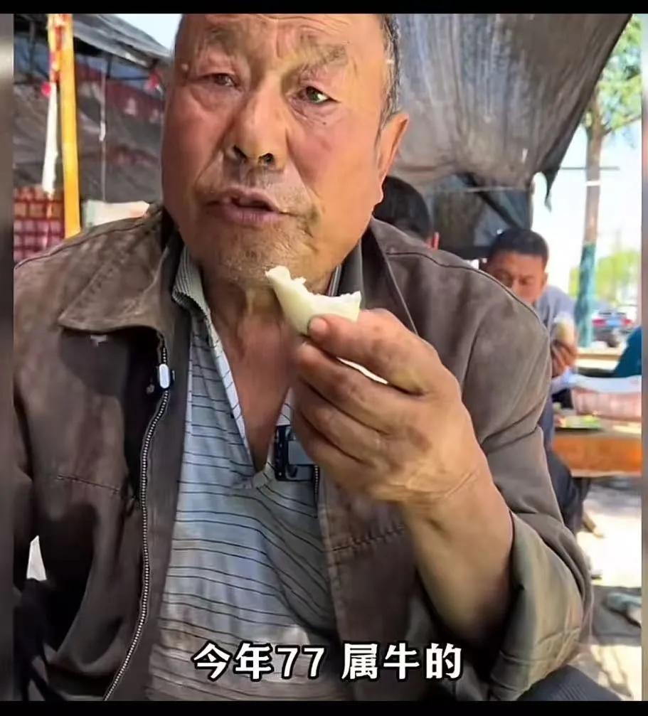 记者采访农民工，看到一个 77岁大爷还在工地打工，每天吃馒头和咸菜。记者问他累不