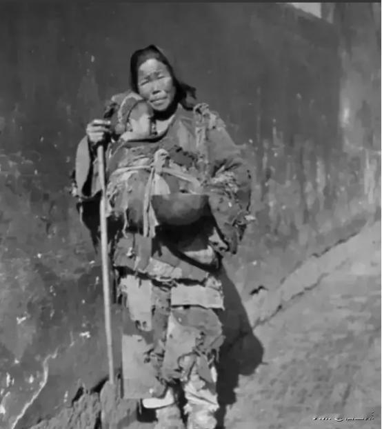 1949年，一个女乞丐求见县委书记，却被门口卫兵拦了下来，这时，女乞丐拿出了一个