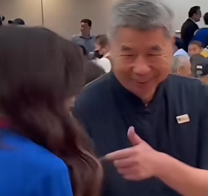 郑丽文伸手握手，张亚中比了个“3”再转成“OK”。
没人猜中这手势，但没人敢不看