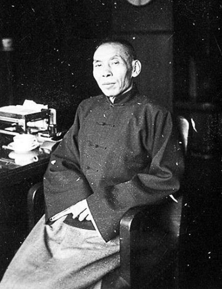 民国时期，有一天杜月笙去黄浦江边垂钓，过来了一帮地痞流氓，找杜月笙索要垂钓费，杜