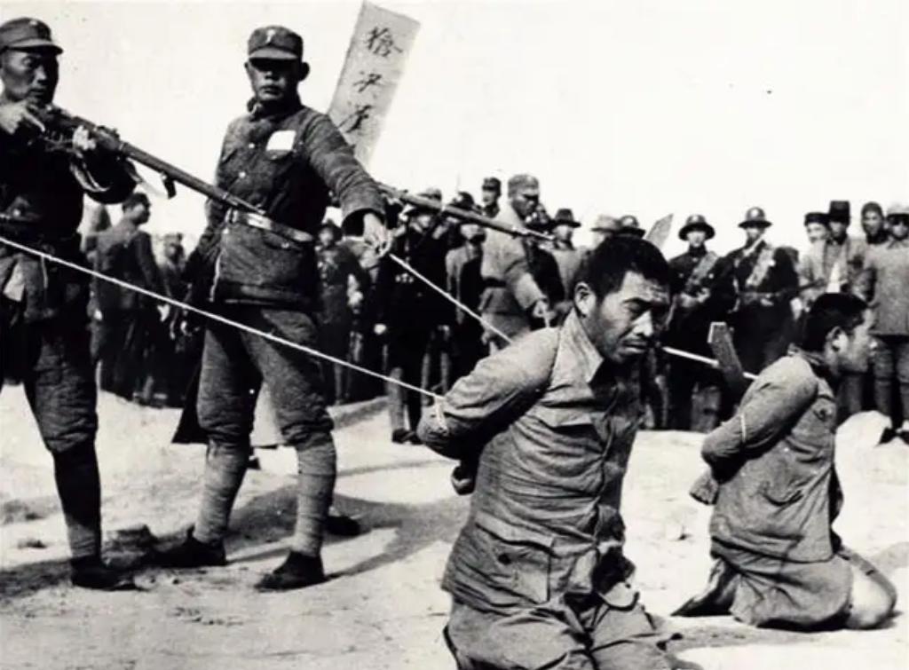1946年，军统叛徒被枪杀，妻子收尸时，却发现尸体不是丈夫，就去找大特务毛森，毛