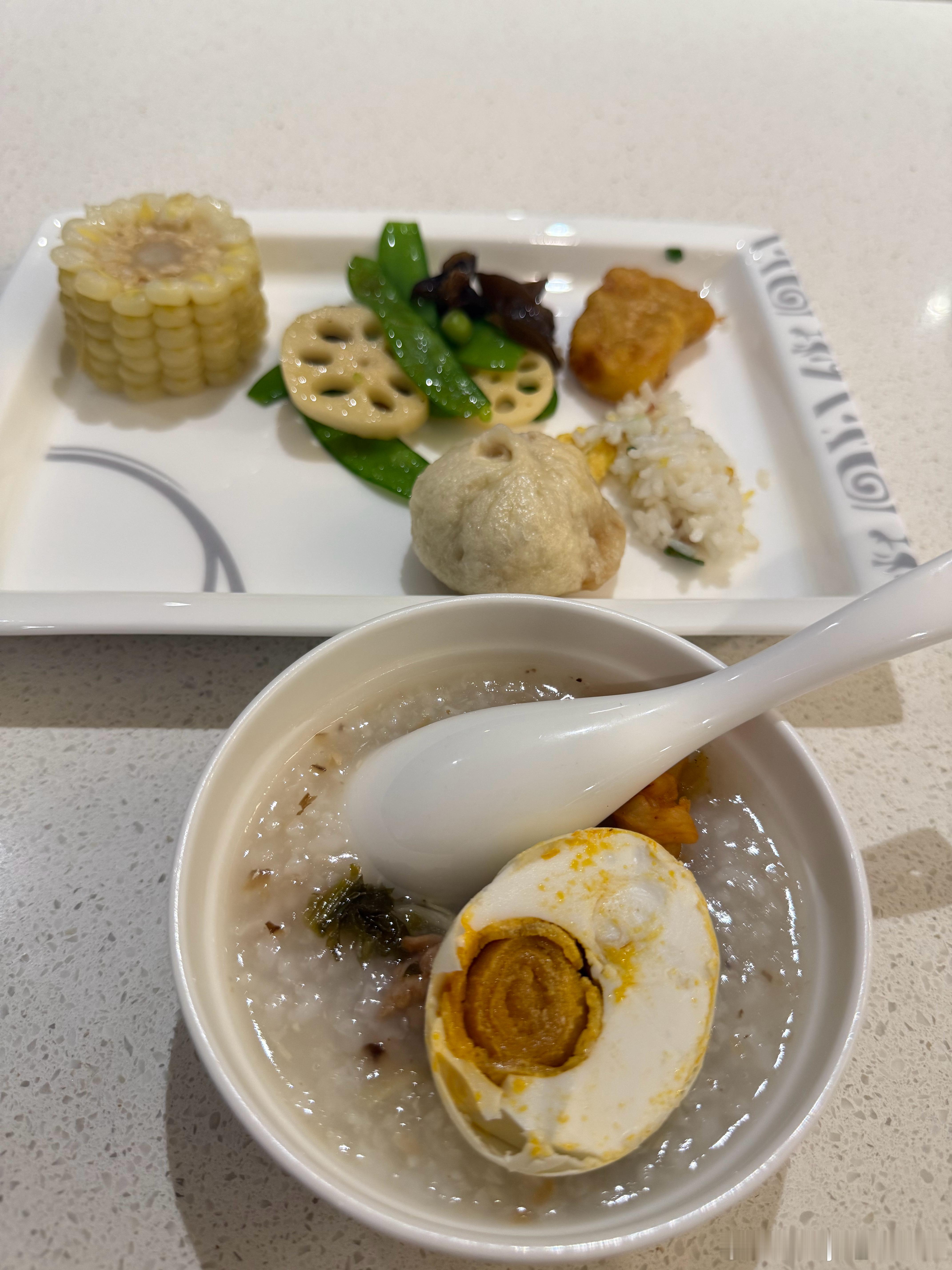 来太早的结果 还能吃上休息室的早餐[柯基] ​​​