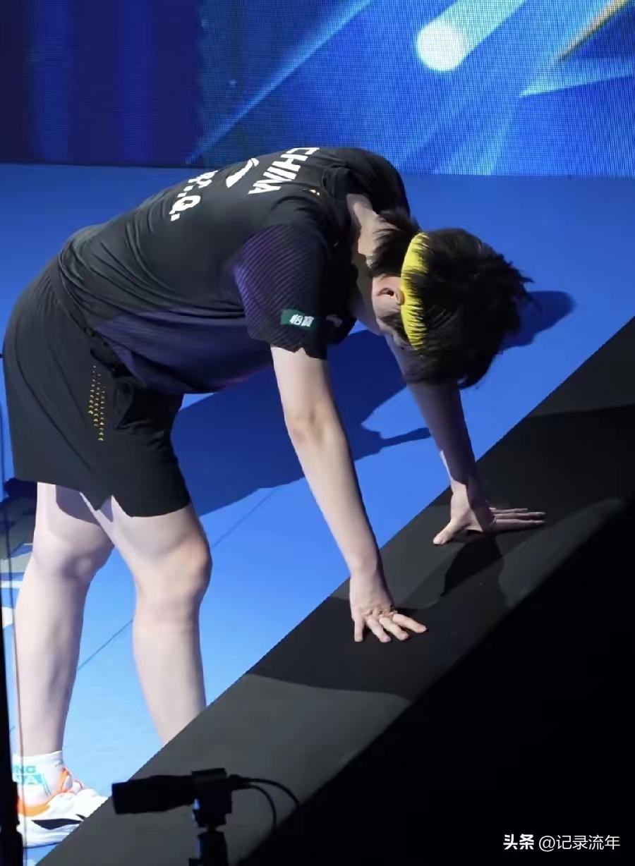 大头真的累着了，看着这一幕真的太让人心疼了。
赛后等待采访的间隙，他整个人靠在围