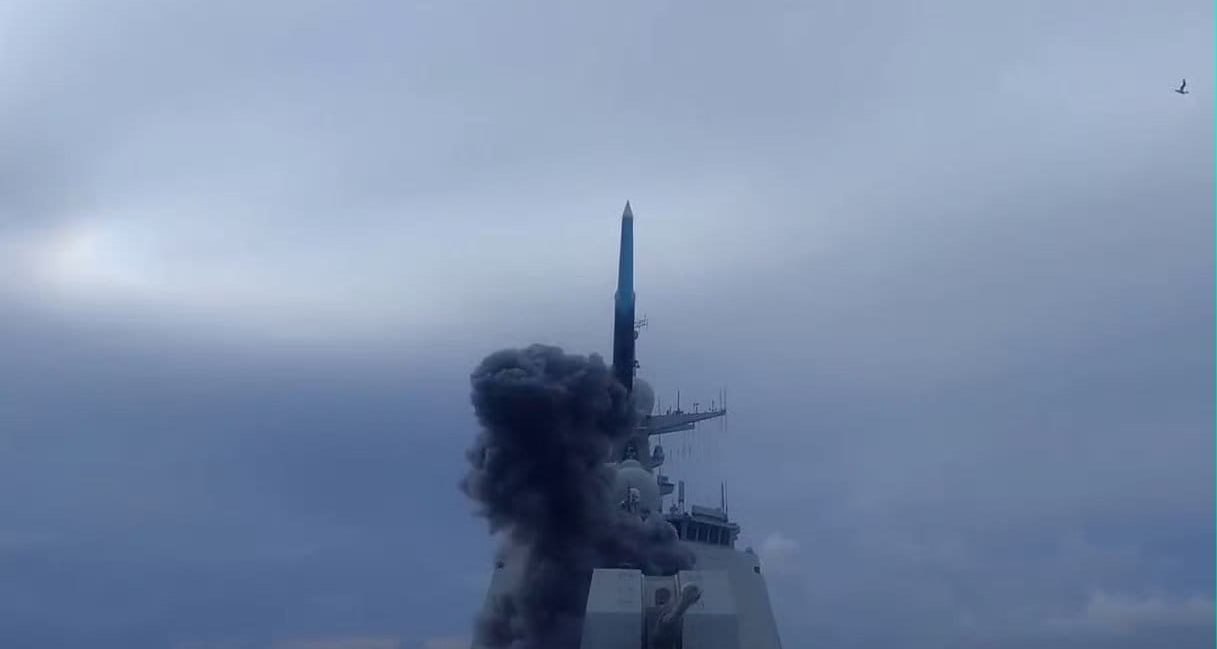 我们首次发布了“鹰击-20”高超音速反舰弹道导弹从052D型导弹驱逐舰上发射的视