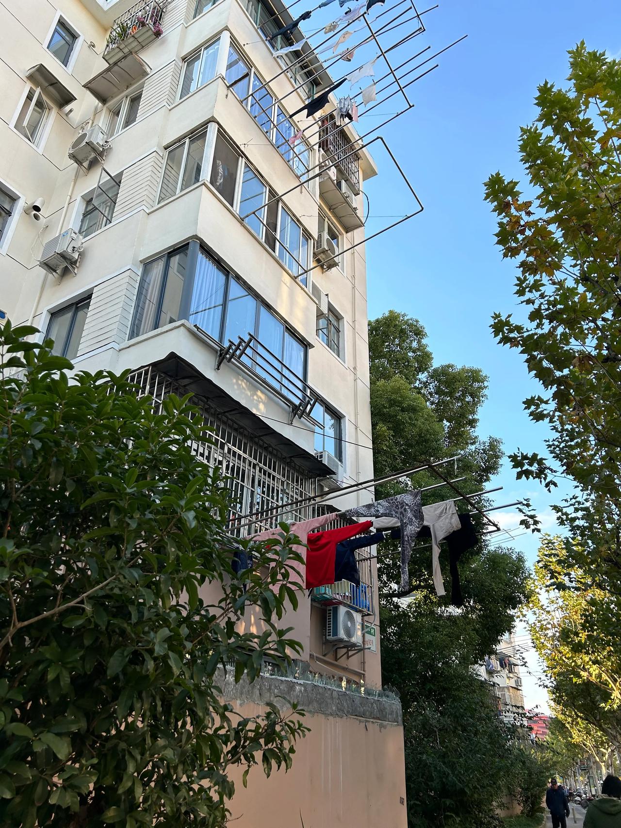 为什么上海老小区阳台外伸的晾衣杆好多，晒衣服的时候杆拿回屋里再伸出来吗？重的怎么