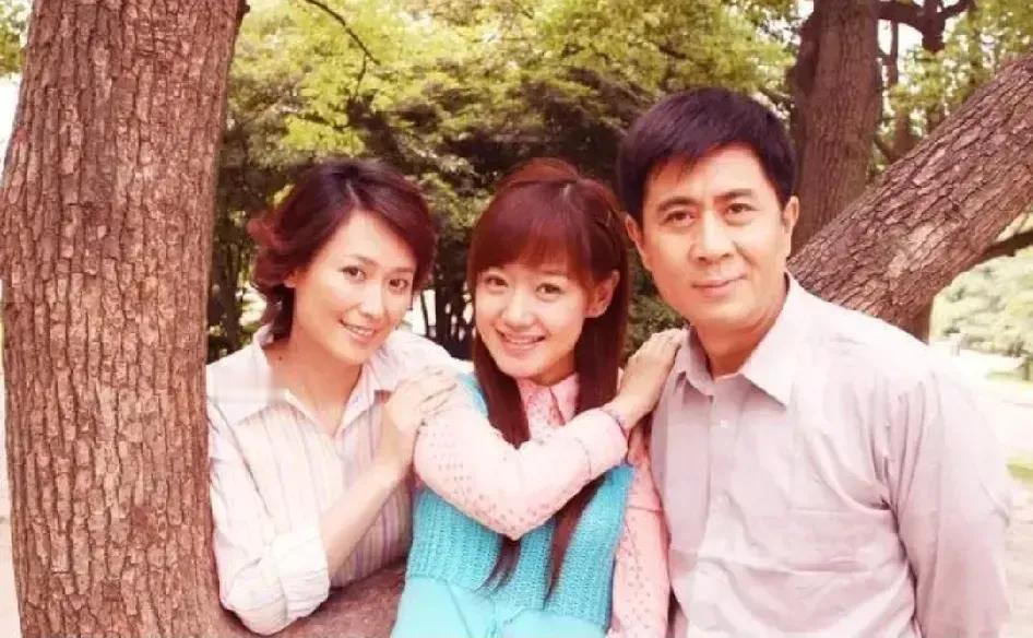 他们三个演过一部电视剧叫《在悉尼等我》，挺好看的。左面和右面都是大家熟悉和喜爱的