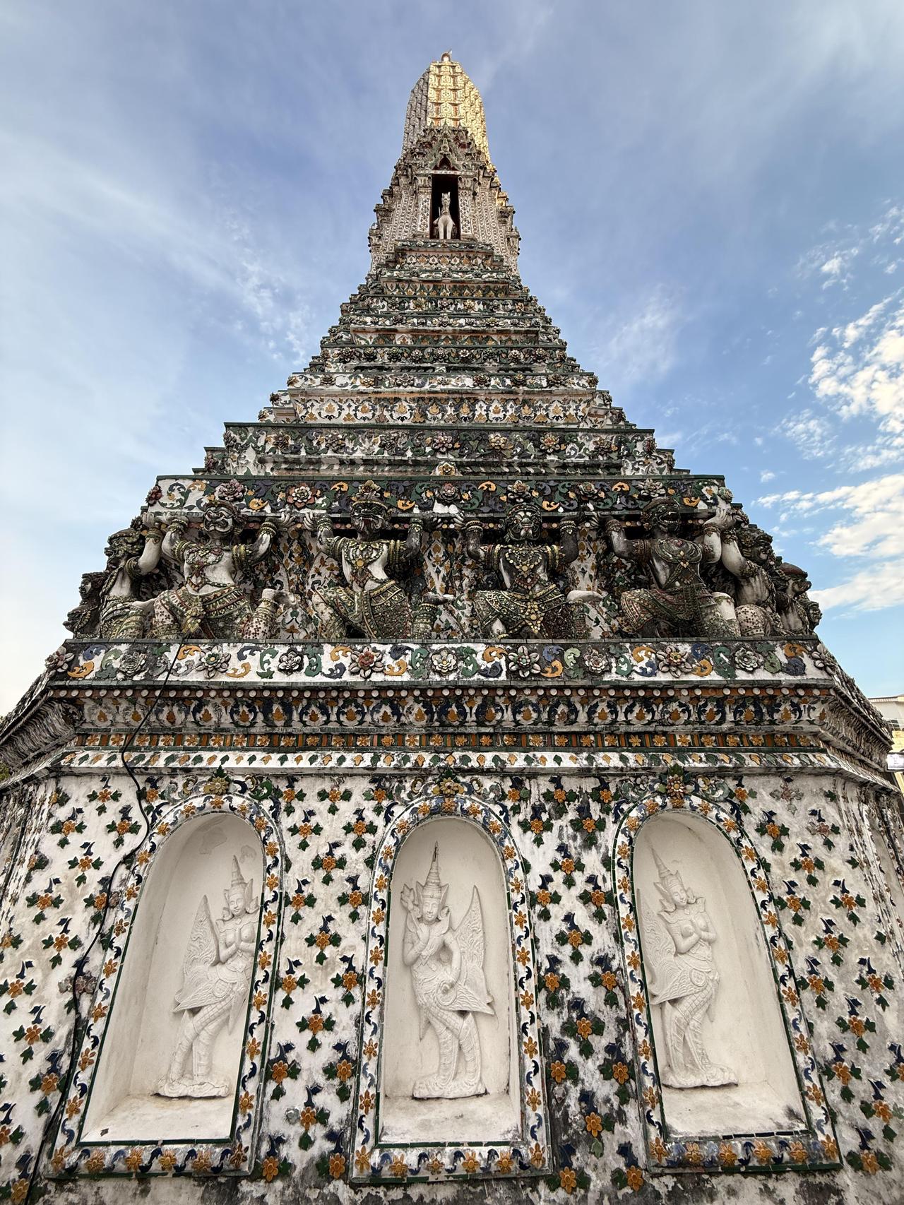 这是泰国曼谷的黎明寺（Wat Arun），一座建于19世纪的佛教寺庙，以其高约7