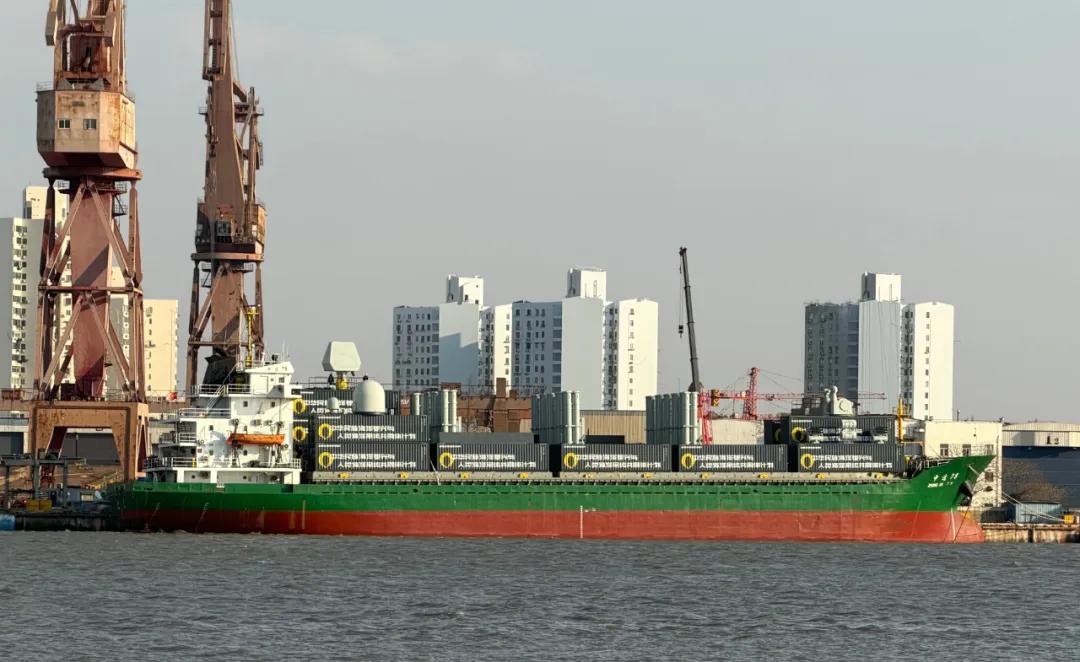 逆天的集装箱船武库舰！
配备有火力打击模块的集装箱船应该依靠其他平台提供目标数据