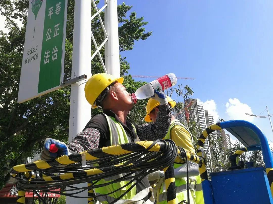 8月5日苏州持续发布高温黄色预警，白天最高气温35℃，午后极易突发短时雷阵雨。我